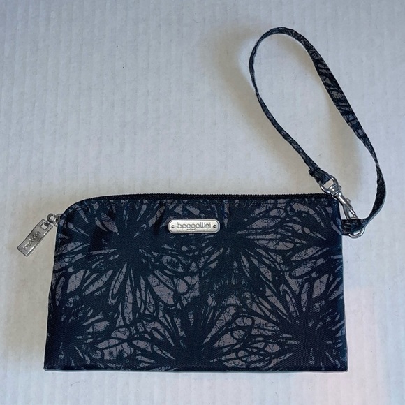Baggallini Zip Around RFID Wristlet In Onyx Floral - Picture 1 of 4